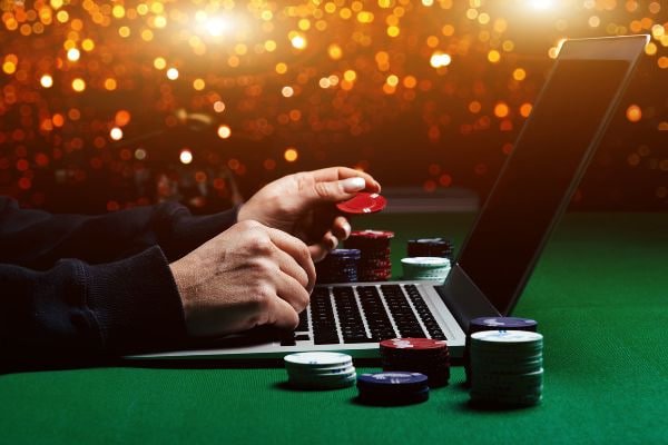 Perbandingan antarmuka aplikasi hoki win di Android dan versi web di desktop